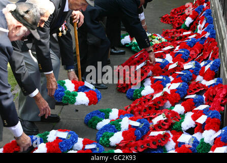 Des vétérans de la Marine ont déposé des couronnes au service commémoratif et à la réunion de l'Association de la Marine marchande pour souligner le 70e anniversaire de l'explosion de la Seconde Guerre mondiale au Merchant Navy Memorial, aux jardins Trinity Square, à Tower Hill, à Londres. Banque D'Images