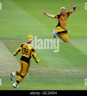 Le Brett Lee d'Australie célèbre le bowling de Paul Collingwood en Angleterre et remporte le deuxième match international d'une journée de NatWest Series au Lord's Cricket Ground, Londres. Banque D'Images