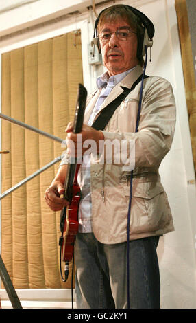 L'ancien bassiste Rolling Stones Bill Wyman joue pour le circuit enfants dans le besoin « tout ce dont vous avez besoin, c'est l'amour » aux studios Abbey Road, Londres. Banque D'Images