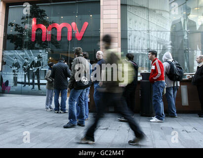 Les gens font la queue pour le nouveau jeu Beatles Rockband dans un magasin HMV à Liverpool. Banque D'Images