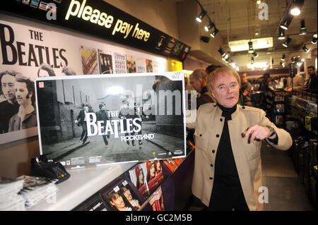 Le fan de Beatles, Alan Harrington, du nord de Londres, avec le nouveau jeu Beatles Rock Band qu'il a acheté après être arrivé à 3h du matin pour la sortie du jeu et la sortie des Beatles remasters à HMV Oxford Street dans le centre de Londres. Banque D'Images