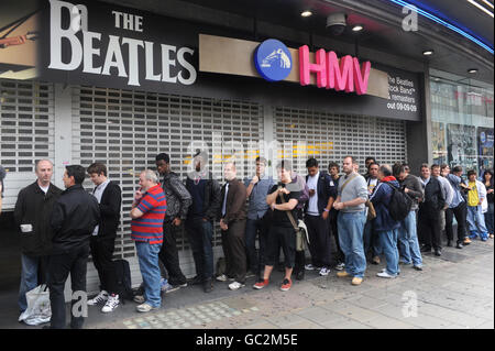 Les fans de Beatles font la queue pour la sortie du jeu Beatles Rock Band et la sortie des Beatles Remasters à HMV Oxford Street dans le centre de Londres. Banque D'Images