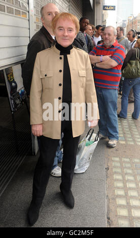 Le fan de Beatles, Alan Harrington, du nord de Londres, est le premier dans la file d'attente après être arrivé à 3h du matin pour la sortie du match du Beatles Rock Band et la sortie des Beatles Remasters à HMV Oxford Street dans le centre de Londres. Banque D'Images