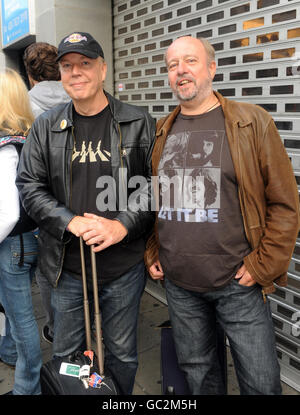 Les fans de Beatles, Lars Jensen (à gauche) et Tom Hugo Sorensen, tous deux venus d'Oslo en Norvège, font la queue pour la sortie du jeu Beatles Rock Band et la sortie des Beatles Remasters à HMV Oxford Street dans le centre de Londres. Banque D'Images