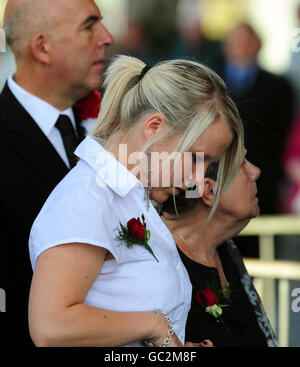 Samantha Fullarton, la sœur jumelle du caporal James Fullarton, arrive pour les funérailles à la cathédrale de Coventry. Banque D'Images