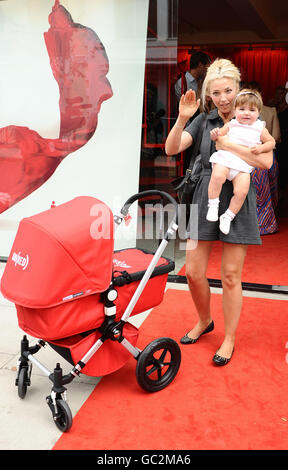 Tamara Beckwith avec sa fille Violet au lancement de la nouvelle association de Bugaboo avec RED. Banque D'Images