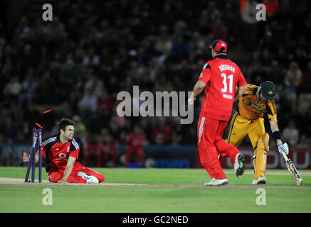 Le Cameron White d'Australie évite d'être à court de la part de James Anderson d'Angleterre lors de la série NatWest Third One Day International au Rose Bowl, Southampton. Banque D'Images