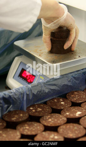 Personnel de la Real Lancashire Black Pudding Company produisant les puddings à l'usine de Rossendale, Lancashire. Banque D'Images