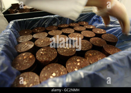 Personnel de la Real Lancashire Black Pudding Company produisant les puddings à l'usine de Rossendale, Lancashire. Banque D'Images