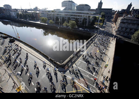 Des centaines de cyclistes traversent la rivière Liffey à Dublin pour lancer le programme de location de vélos de Dublin. Banque D'Images