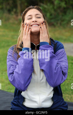 Lisa Snowdon après un saut en parachute en aide à la fusillade Star Children's Hospice et Capital's Help A London Child associations caritatives. Banque D'Images