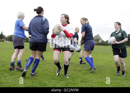 Les joueurs s'entraînent lors d'une journée de développement des compétences des femmes à accès ouvert à Fife Southern RFC, Fife. Banque D'Images