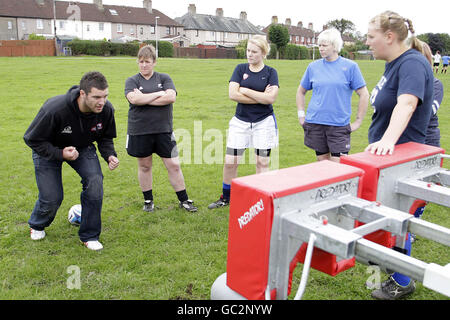 Rugby Union - Open Access Women's Skills Development Day - Fife Southern RFC.L'avant-projet de rugby d'Édimbourg Fraser McKenzie participe à une journée de développement des compétences des femmes à accès libre à Fife Southern RFC, Fife. Banque D'Images