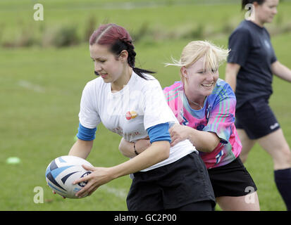 Les joueurs exercent leurs compétences lors d'une journée de développement des compétences des femmes à accès ouvert à Fife Southern RFC, Fife. Banque D'Images