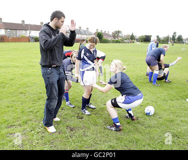 Rugby Union - Open Access Women's Skills Development Day - Fife Southern RFC.L'avant-projet de rugby d'Édimbourg Fraser McKenzie participe à une journée de développement des compétences des femmes à accès libre à Fife Southern RFC, Fife. Banque D'Images