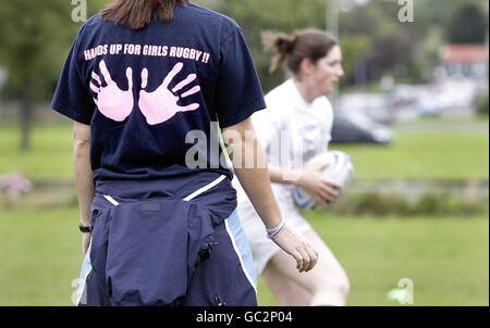 Les joueurs exercent leurs compétences lors d'une journée de développement des compétences des femmes à accès ouvert à Fife Southern RFC, Fife. Banque D'Images