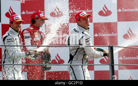 Rubens Barichello et Jenson Button, pilotes du groupe Brawn GP, célèbrent leur arrivée en 1-2 sur le circuit de Monza, en Italie. Banque D'Images