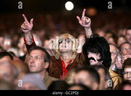 Concert Goers lors du spectacle « Thank You for the Music, A Celebration of the Music of ABBA » de BBC radio 2, dans le centre de Londres, Hyde Park. Banque D'Images