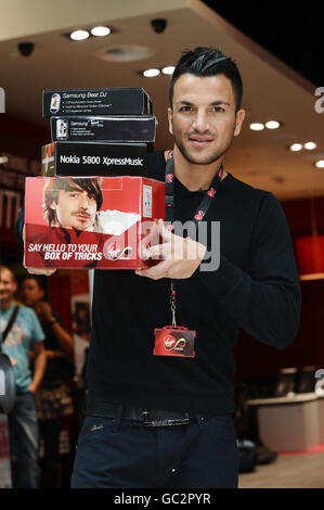 Peter Andre ouvre le nouveau magasin Virgin Media au centre commercial Westfield de Londres. Banque D'Images