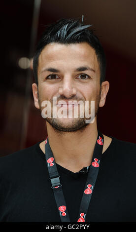 Peter Andre ouvre le nouveau magasin Virgin Media au centre commercial Westfield de Londres. Banque D'Images