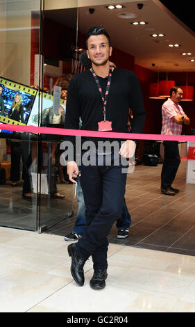 Peter Andre ouvre le nouveau magasin Virgin Media au centre commercial Westfield de Londres. Banque D'Images