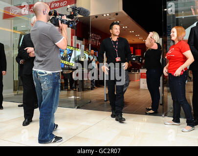 Peter Andre ouvre le nouveau magasin Virgin Media au centre commercial Westfield de Londres. Banque D'Images