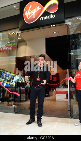 Peter Andre ouvre le nouveau magasin Virgin Media au centre commercial Westfield de Londres. Banque D'Images