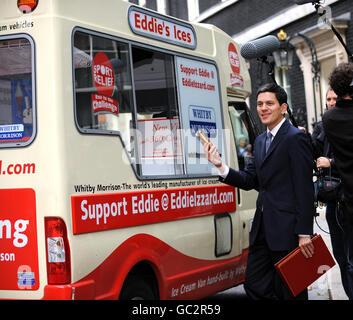 Le secrétaire aux Affaires étrangères David Miliband achète une glace à des fins caritatives à la fourgonnette qui a traîné Eddie Izzard alors qu'il a terminé 43 marathons en 51 jours. Aujourd'hui, le comédien a rencontré le Premier ministre britannique Gordon Brown et sa femme Sarah au 10 Downing Street. Banque D'Images