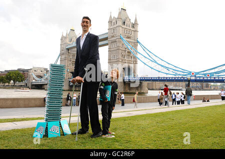 Sultan Kosen, de Turquie, se trouve à côté de Josh Henderson, de West Horsley, comme il est annoncé comme l'homme le plus haut Guinness World Records debout à 8ft 1, vu dans Potters Field à Londres. Banque D'Images