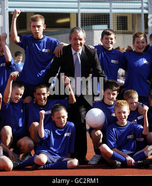 Football - George Burley Scool visite - Castle Head High School.George Burley, directeur écossais, lors d'une visite à l'école secondaire Castlehead, Paisley. Banque D'Images