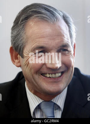 George Burley, directeur écossais, lors d'une visite à l'école secondaire Castlehead, Paisley. Banque D'Images