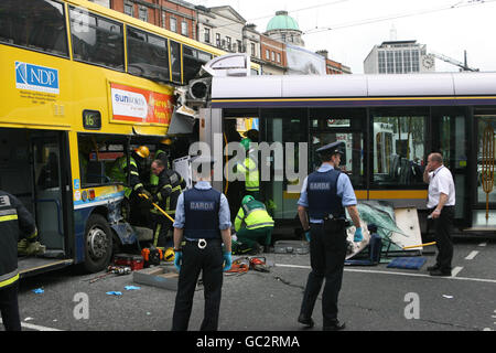 Services d'urgence sur les lieux d'un accident entre un bus et un tramway Luas sur la rue O'Connell de Dublin. Banque D'Images