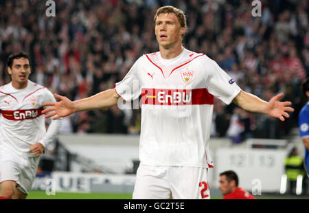 Le Pavel Pogrebnyak de Stuttgart célèbre le but d'ouverture du match lors du match du groupe de la Ligue des champions de l'UEFA à la Mercedes-Benz Arena de Stuttgart. Banque D'Images