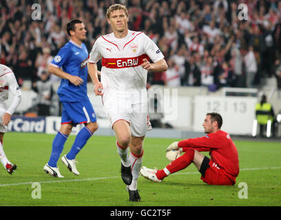 Le Pavel Pogrebnyak de Stuttgart célèbre le but d'ouverture du match lors du match du groupe de la Ligue des champions de l'UEFA à la Mercedes-Benz Arena de Stuttgart. Banque D'Images