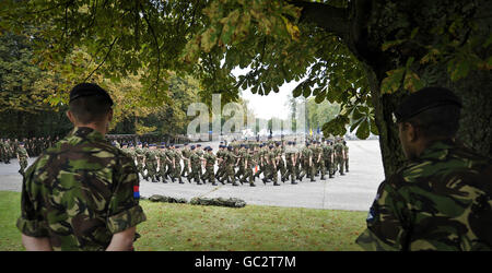 Le soldat regarde comme le personnel de l'armée britannique participe à une répétition pour un défilé de retour à domicile le 17 septembre dans la ville de garnison de Paderborn, en Allemagne. Banque D'Images