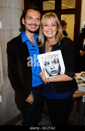 Twiggy et Matthew Williamson lors du lancement du nouveau livre de Twiggy, Twiggy A Life in Photographs, qui s'est tenu au National Portrait Gallery de Londres. Banque D'Images