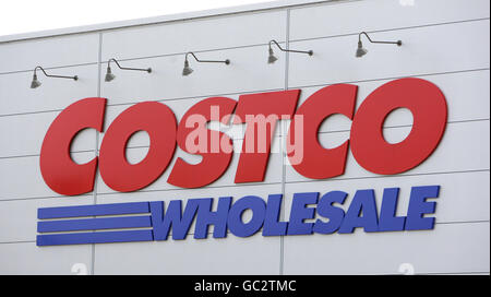 Un point de vue général de Costco, Imperial Way, Croydon, Surrey, en tant que travailleur de boutique, lutte pour sa vie après qu'il ait été abattu lors d'un vol à main armée au grossiste en espèces et en porte-à-mains. Banque D'Images