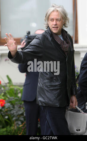 Bob Geldof arrive pour le début du Forum économique irlandais mondial, pour générer des idées pour sortir l'Irlande de la récession à Farmleigh House à Dublin. Banque D'Images