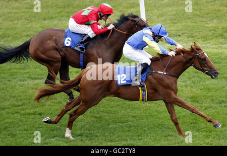 Silver Rock, criblé de Jimmy Fortune, remporte la (à droite) The Dubai Duty Free Full of surprises E.B.F Fillies Conditions Stakes au Newbury Racecourse. Banque D'Images