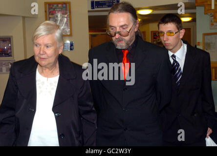 PAM Cassell, la mère de Fiona Pilkington, Simon Hardwick, l'ex-mari de Fiona Pilkington et Anthony Hardwick, le fils de Fiona photographié lors de l'enquête sur les décès de Fiona Pilkington et de sa fille Francecca Hardwick à l'hôtel de ville de Loughborough . Banque D'Images