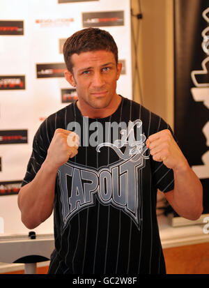 Alex Reid, détenteur de titre de MMA UK Middlewhuit, pose à sa conférence de presse Weight-In avant l'événement Ultimate Challenge de samedi au Troxy, dans l'est de Londres. Banque D'Images