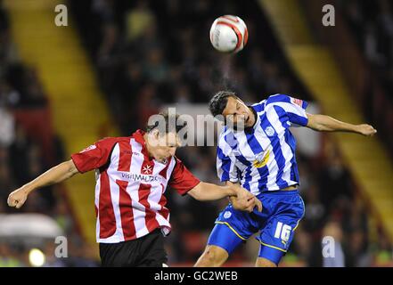 Richard Wood de Sheffield Wednesday (à droite) et Darius Henderson de Sheffield United (à gauche) lutte pour le ballon Banque D'Images