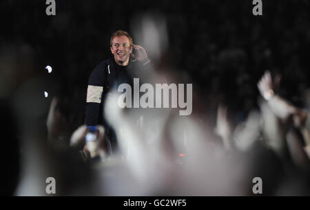 Chris Martin de Coldplay se produit au stade Wembley, à Londres. Banque D'Images
