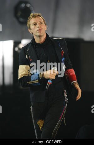 Chris Martin de Coldplay se produit au stade Wembley, à Londres. Banque D'Images