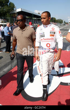 Le pilote Vodafone McLaren Lewis Hamilton avec son père Anthony (à gauche) avant la course Banque D'Images