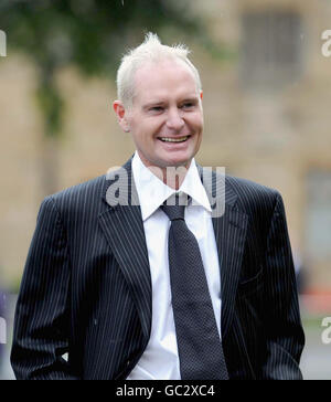 L'ancien footballeur d'Angleterre Paul Gascoigne arrive pour le service d'action de grâces de Sir Bobby Robson à la cathédrale de Durham, à Durham. Banque D'Images