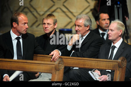 (De gauche à droite) Alan Shearer, Stuart Pearce, Terry Venches et Paul Gascoigne avant le service de Thanksgiving Sir Bobby Robson à la cathédrale de Durham, à Durham. Banque D'Images