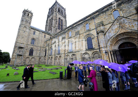 Stuart Pearce (deuxième à partir de la gauche) arrive avec Trevor Brooking pour le service de Thanksgiving Sir Bobby Robson à la cathédrale de Durham, à Durham. Banque D'Images