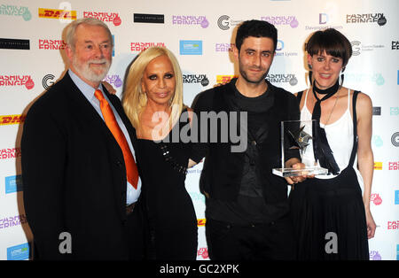 (De gauche à droite) Colin McDowell, Donatella Versace, directeur de la création et fondateur, et Dimitris Theocharidis et Jenny Holmes (Jenna.Theo), gagnants de Fashion Fringe à Covent Garden pendant la Fashion week de Londres. Banque D'Images