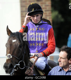 Highland Glen, monté par Ryan Moore (portant les couleurs de sa Majesté la Reine) après avoir remporté les piquets de handicap Rooks Rider au champ de courses de Kempton Park, Middlesex. Banque D'Images